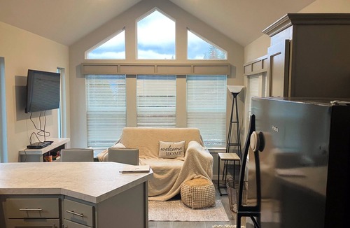 Sandpoint Hotel | New and modern tinyhome with lake views, 10 min drive to Lake Pend Oreille, wifi