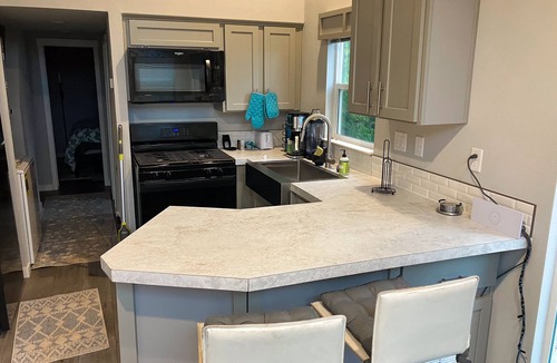 Sandpoint Hotel | New and modern tinyhome with lake views, 10 min drive to Lake Pend Oreille, wifi