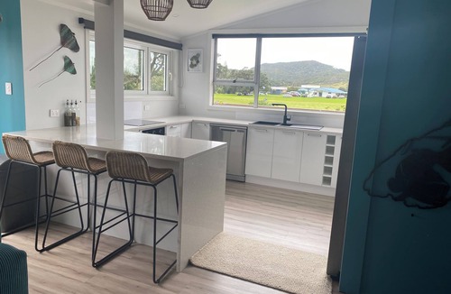 Whangaruru House | New: Beach Bach steps from the beach, with space and privacy & bonus games room