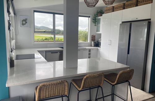 Whangaruru House | New: Beach Bach steps from the beach, with space and privacy & bonus games room