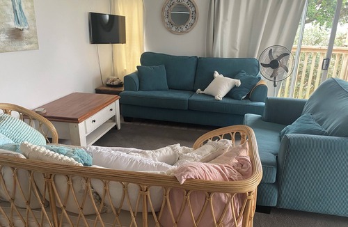 Whangaruru House | New: Beach Bach steps from the beach, with space and privacy & bonus games room