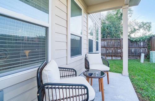 Barker House | New Beautiful Modern Luxury 3 Bedroom 2.5 Bathroom Home 20 Mins from Galleria