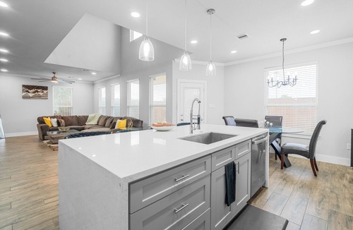 Barker House | New Beautiful Modern Luxury 3 Bedroom 2.5 Bathroom Home 20 Mins from Galleria