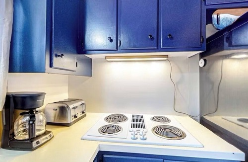 Whitefield House | NEW! Beautiful mountain view, big deck, grill, fireplace, firepit - 3BD/1.5BA