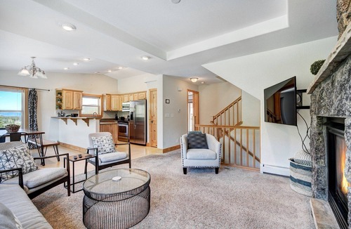 Blue River House | NEW Bluebird Views, 5mi to Breck, Hot Tub, Quiet Neighborhood!