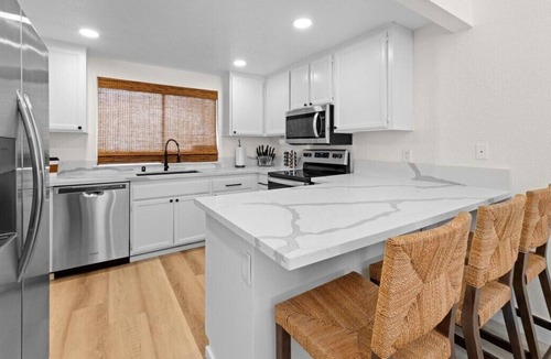 South Natomas House | NEW - Boho Chic Vibes - Mins to DT & Airport - Sleeps 6