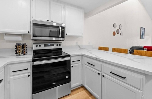South Natomas House | NEW - Boho Chic Vibes - Mins to DT & Airport - Sleeps 6