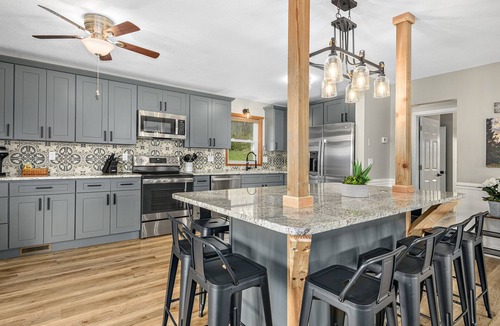 Clyde House | NEW Breathtaking Views, Arcade, Hot tub in a Peaceful Mountain View Retreat