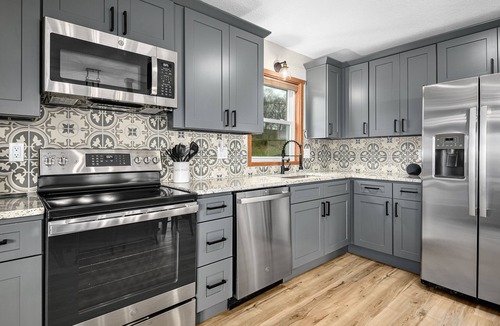 Clyde House | NEW Breathtaking Views, Arcade, Hot tub in a Peaceful Mountain View Retreat