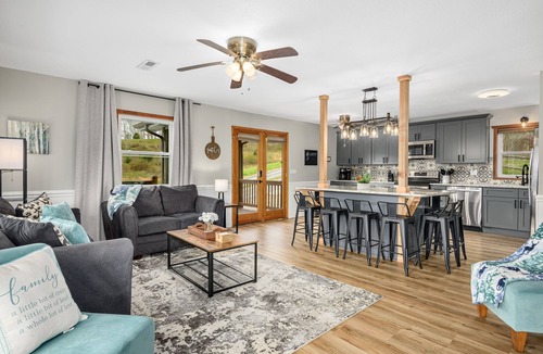 Clyde House | NEW Breathtaking Views, Arcade, Hot tub in a Peaceful Mountain View Retreat