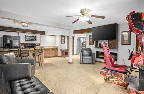 Clyde House | NEW Breathtaking Views, Arcade, Hot tub in a Peaceful Mountain View Retreat