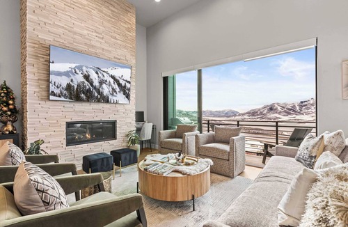 Hideout House | NEW! Breathtaking Views from Every Room/Fireplace