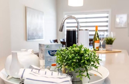 Southwest Edmonton House | New - Bright Modern Home - 3 King Beds/Clean/Netflix!