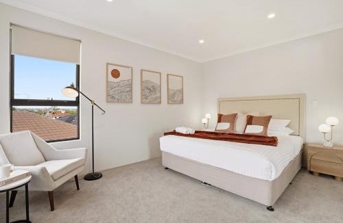 Bentley House | NEW BUILD! Spacious Modern 5-Bed Bentley Townhouse