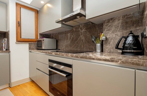 Cihangir Apartment | New Building - 3-Bedroom Apartment with AC - Central Location