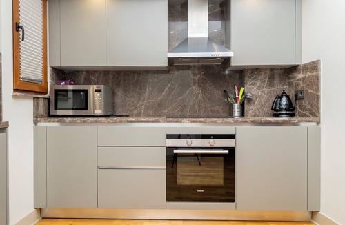 Cihangir Apartment | New Building - 3-Bedroom Apartment with AC - Central Location