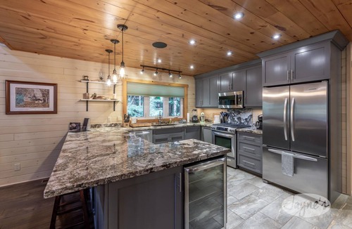 Algonquin Highlands Cottage | New Luxury! Family Perfect Getaway! Hot Tub! Sunset Views!