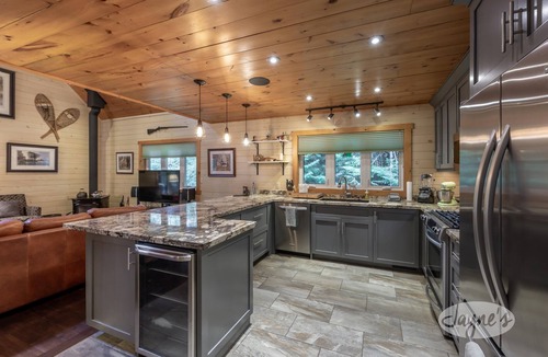 Algonquin Highlands Cottage | New Luxury! Family Perfect Getaway! Hot Tub! Sunset Views!