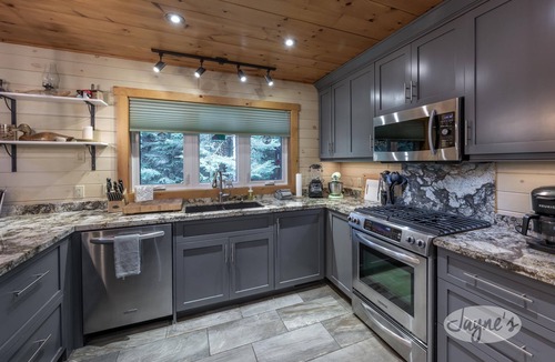 Algonquin Highlands Cottage | New Luxury! Family Perfect Getaway! Hot Tub! Sunset Views!