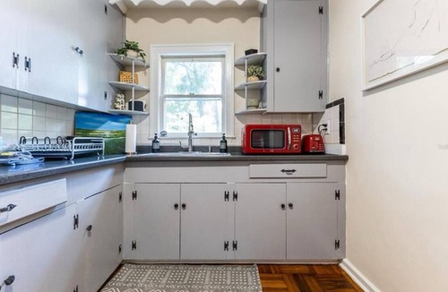Gainesville House | NEW! Charming 2-Bedroom House - 0.8 Mile Walk to Stadium and Midtown!