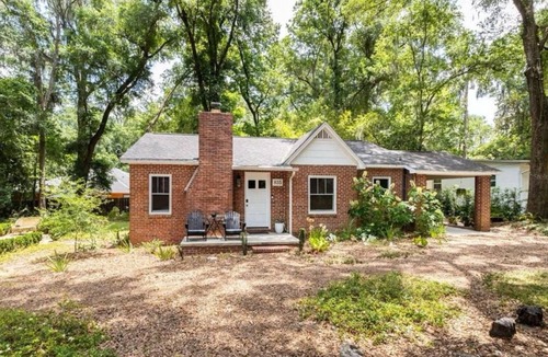 Gainesville House | NEW! Charming 2-Bedroom House - 0.8 Mile Walk to Stadium and Midtown!