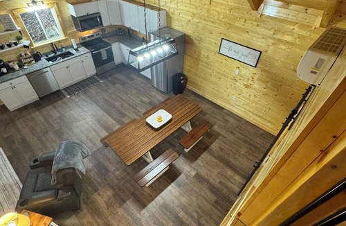 Stanton Cabin | NEW Charming 3-bedroom cabin with WiFi, Hot Tub & ATV trailer parking in RRG