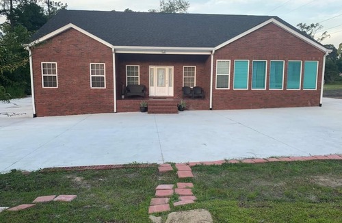 Waycross House | New, charming, and spacious Troopers Getaway/5 minutes to down town.