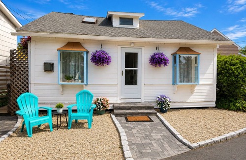 Madison House | NEW Charming Coastal Bungalow Steps From the Beach