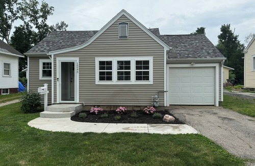 Cedar Rapids House | NEW! Charming Cottage on Elmhurst Drive Ne. Close to Mt. Mercy and Coe College.