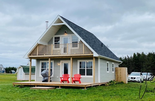 Darnley House | New, charming & modern beach cottage, sleeps 10.