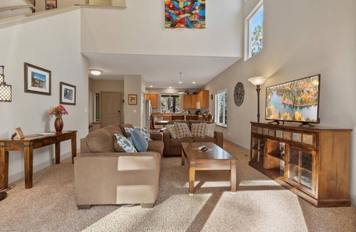 Westbrook Meadows House | New! Charming West Bend Home | Hot Tub | Near Mt. Bachelor