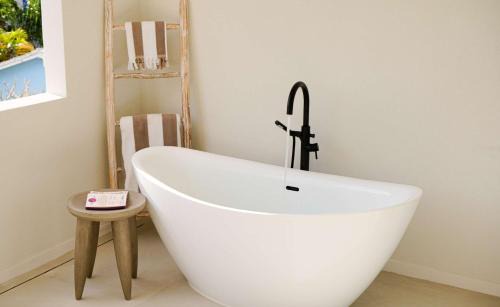 Gibbes House | New CHIC 2BR Villa Walk to Beach Pool & Terrace