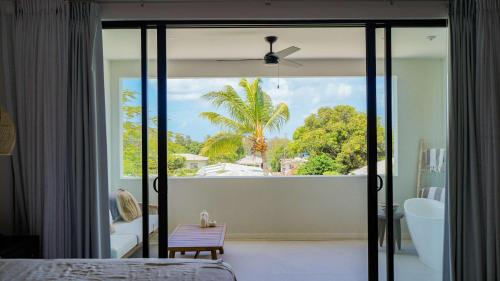 Gibbes House | New CHIC 2BR Villa Walk to Beach Pool & Terrace