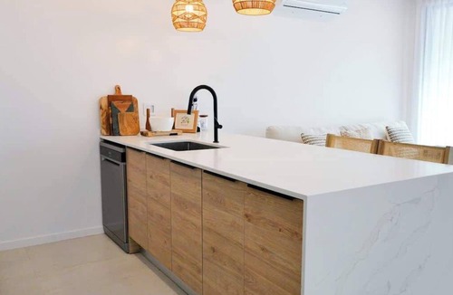 Lower Carlton House | New CHIC 3BR Villa, Walk to Beach! Pool & Terrace