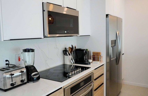 Lower Carlton House | New CHIC 3BR Villa, Walk to Beach! Pool & Terrace