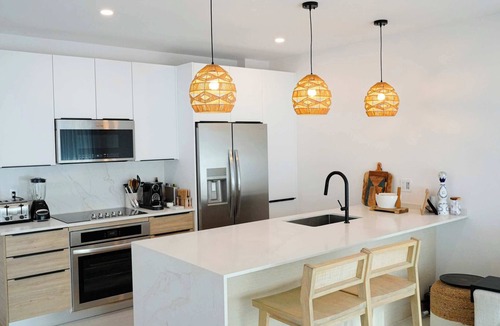Lower Carlton House | New CHIC 3BR Villa, Walk to Beach! Pool & Terrace
