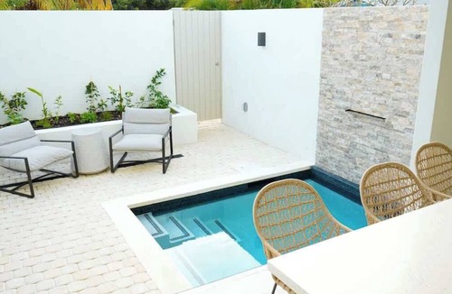 Lower Carlton House | New CHIC 3BR Villa, Walk to Beach! Pool & Terrace