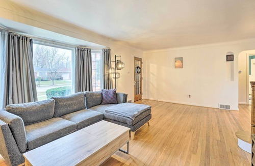 Grosse Pointe Woods House | NEW! Chic Pet-Friendly Grosse Pointe Woods Getaway