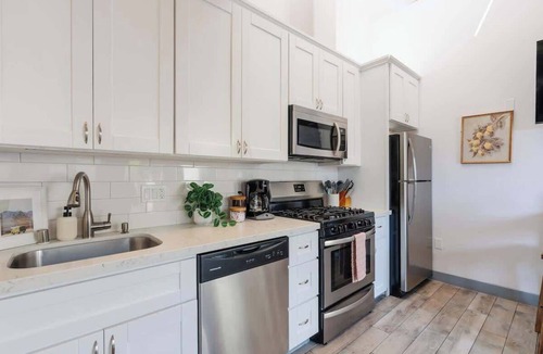 Mission Hills Apartment | New City Chic Retreat | Mins to Beach & Downtown!