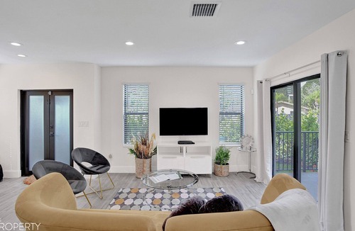 Central Fort Lauderdale Villa | ☼NEW CONSTRUCTION☼ ‘Air Zen’ 3/2.5 Home By BEACH & DT