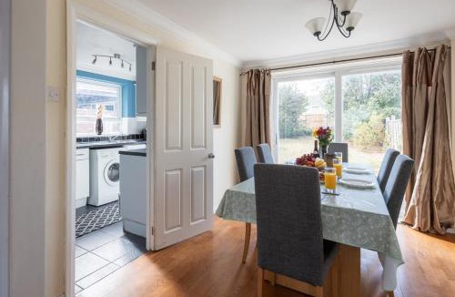 Henbury House | NEW Contractor & Groups-3Bedrooms-Parking-By Fab Accommodation