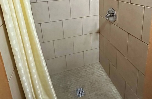 Victorville House | New Corral Motel - Queen-Smoking