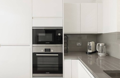 Greenwich West Apartment | New! Cosy 1BR by Greenwich St | Creek Views