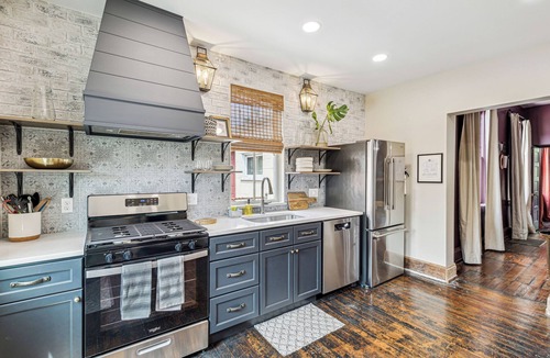 Covington House | NEW! Covington Cottage – Historic Home w/Hot Tub, Walk to Bars & Restaurants