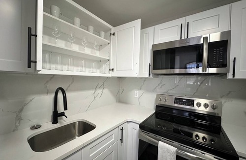 Albany Apartment | NEW Cozy Apt Bright + Modern W/D