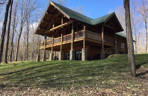 Tomahawk Cabin | NEW! Cozy & Comfortable Log Cabin RETREAT on the WI River