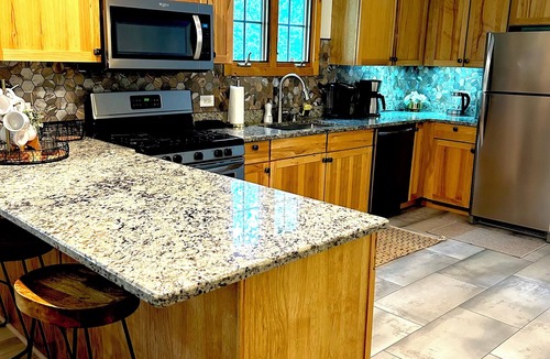 Oglesby House | NEW ! COZY , RUSTIC 2-bedroom townhome Near STARVED ROCK !