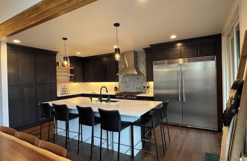 Hyak Cabin | New custom cabin with attached condo at Snoqualmie Pass - sleeps 21