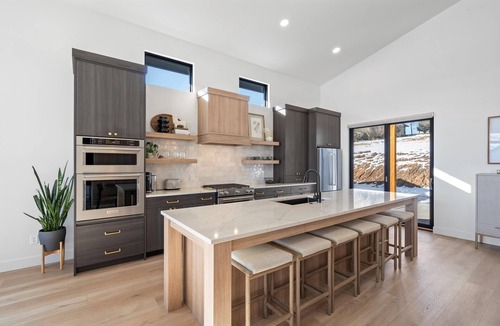 Eden House | New Custom Spacious 7-bedroom House with Lake and Mountain Views