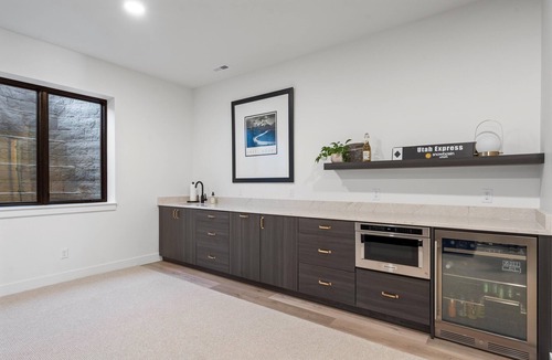 Eden House | New Custom Spacious 7-bedroom House with Lake and Mountain Views